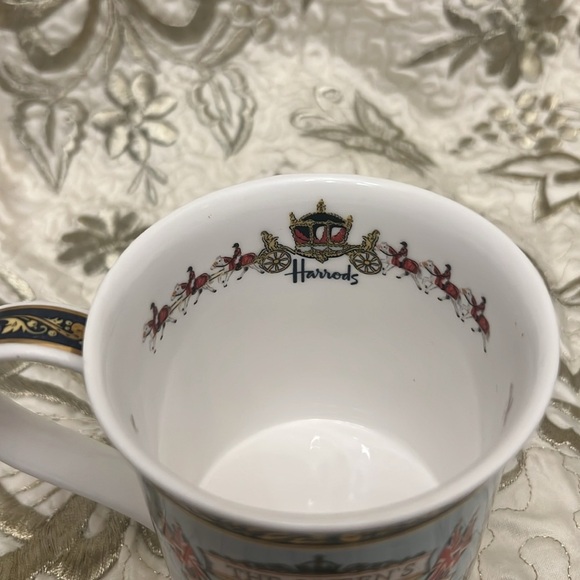 Harrods - the Queen’s diamond jubilee croebrations edition - Picture 3 of 5